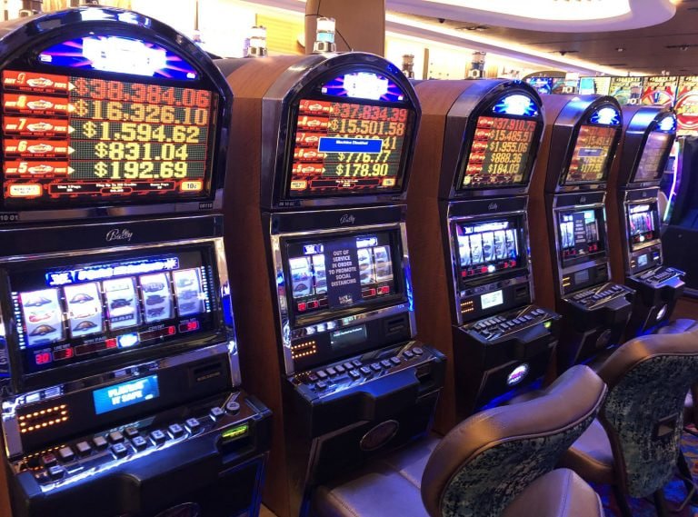 Live Blackjack table with dealer and game interface on ligaciputra rtp